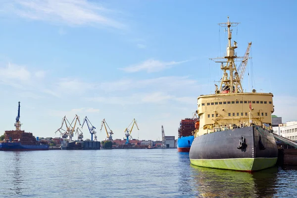 Nükleer buzkıran gemiler, liman vinçleri ve diğer ilk tanışma arka planı tamiri için dock İskeleye demirlemiş.