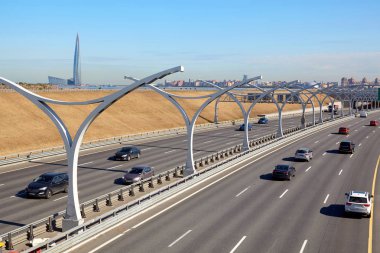 Arabalar, modern bir şehir zemin karşı ile karayolu üzerinde Rating.