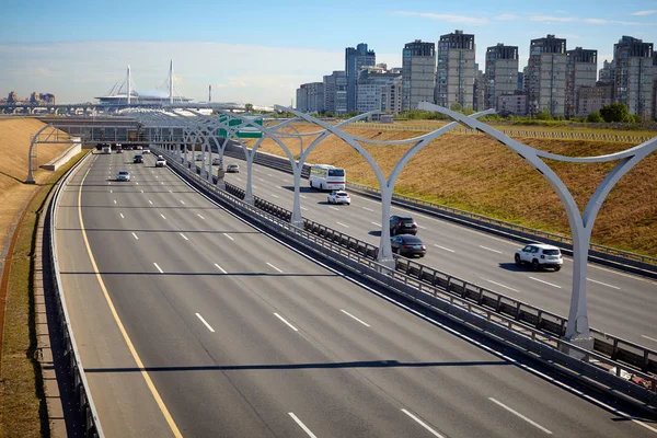 Arabalar, modern bir şehir zemin karşı ile karayolu üzerinde Rating.