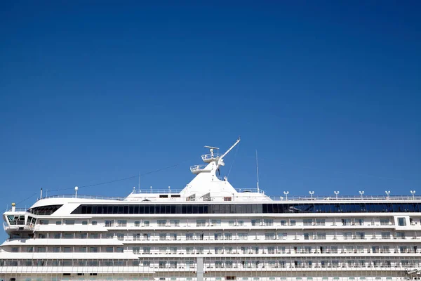 Hermoso Crucero Marítimo Blanco Encuentra Muelle Contra Cielo Azul — Foto de Stock