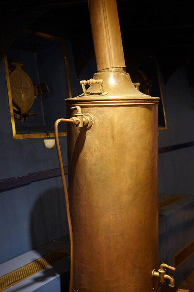 Паровая котельная на фоне иллюминаторов в столовой на старом военном пароходе конца XIX века
.