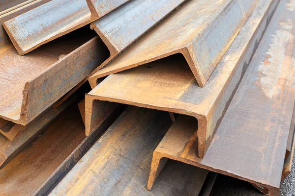 Paslı inşaat demiri, boru ve kanal arka.