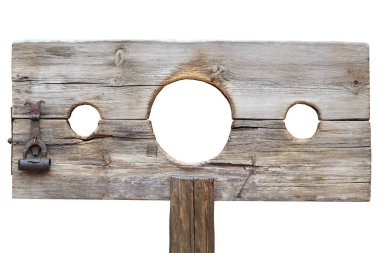 Ahşap pranga. Ahşap kelepçe, Orta çağlarda esir veya mahkumlar için kullanılan. Beyaz arka plan üzerinde izole.