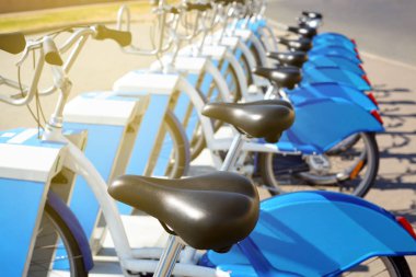 Satır Bisiklet park yerinin üzerinde. Şehir Bisiklet Kiralama sistemi, yol kenarında kamu bisiklet.