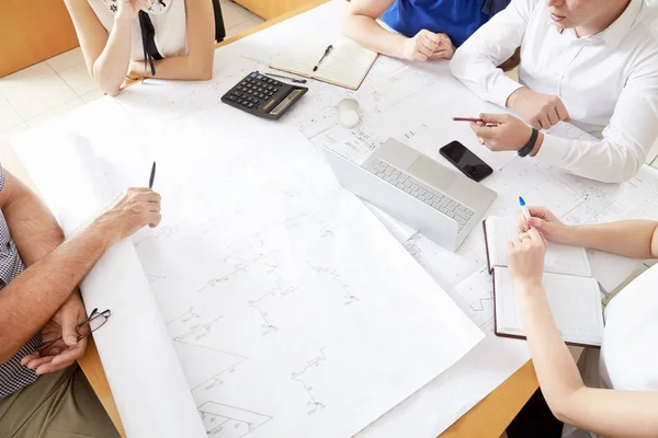 Çizimler ofisteki çalımakta Mimarlar oluşan bir ekip. Ekip çalışması kavramı.
