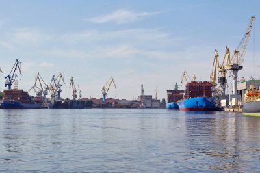 Tersane, endüstriyel vinçler ve ekipman arka planı, yeni ilk tanışma inşaatı.