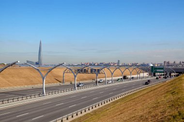 Modern bir yüksek hızlı Otoban şehrin zemin karşı.