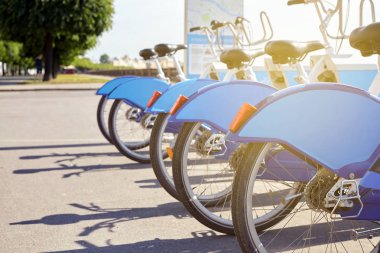 Satır Bisiklet park yerinin üzerinde. Şehir Bisiklet Kiralama sistemi, yol kenarında kamu bisiklet.