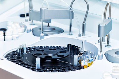 Santrifüjü kan ve idrar tahlili için modern robot makine. Hastane laboratuvarları, otomatik Biyokimya analizörü.