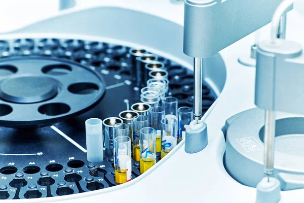 Santrifüjü kan ve idrar tahlili için modern bir robot makine closeup. Hastane laboratuvarları, otomatik Biyokimya analizörü.