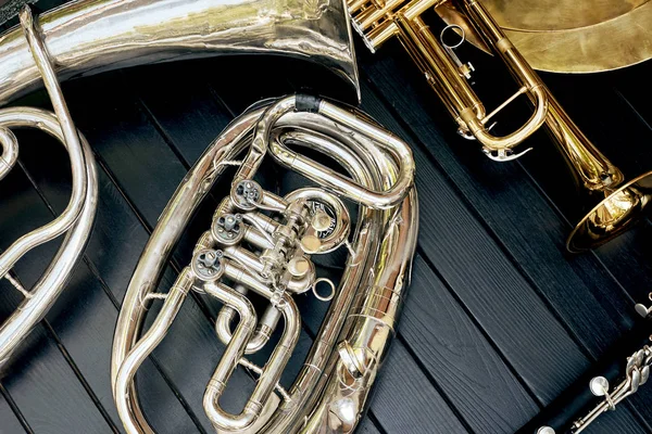 Verschillende Muziekinstrumenten Wind Liggen Een Zwarte Houten Achtergrond Pijp Klarinet — Stockfoto