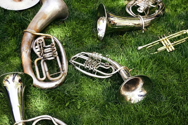 Kilka Starożytnych Instrumenty Muzyczne Wiatr Leżą Zielonej Trawie Parku Kornet — Zdjęcie stockowe