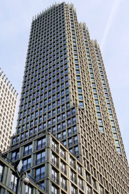 Modern iş ofis ve arka plan mavi bir gökyüzü yüksek katlı binanın yeni bir blok.