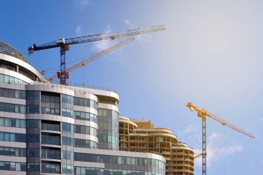 Modern bina mavi gökyüzüne karşı inşa halinde.