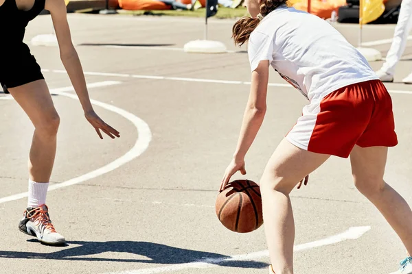 Two Teenage Girls Playing Basketball Park Sports Field — Stock Photo, Image