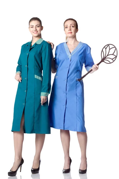 Δύο Γυναίκες Στην Ενδυμασία Της Γυναίκας Καθαρισμού Στέκονται Ολόσωμο Μέσο — Φωτογραφία Αρχείου