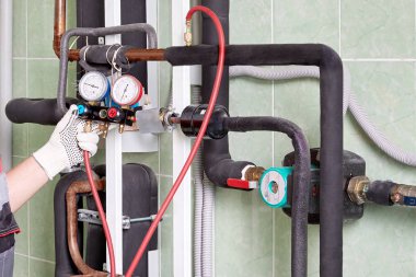 Bir işçi veya mühendis yardımcı programları, bir apartman ile bir odada Isıtma sisteminin çalışması denetler.