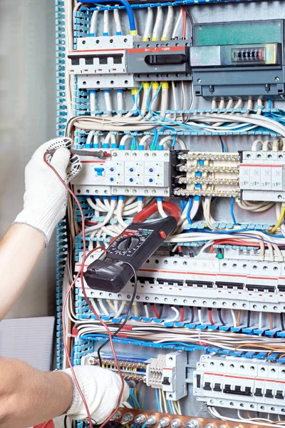 Eletricista Sênior Com Uma Ferramenta Diagnóstico Sua Mão Lado Painel — Fotografia de Stock