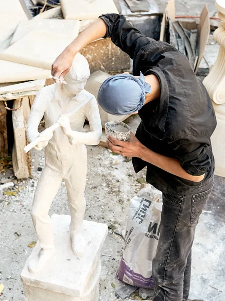 Rostow Don Russland September 2017 Ein Junger Bildhauer Mit Kopftuch — Stockfoto