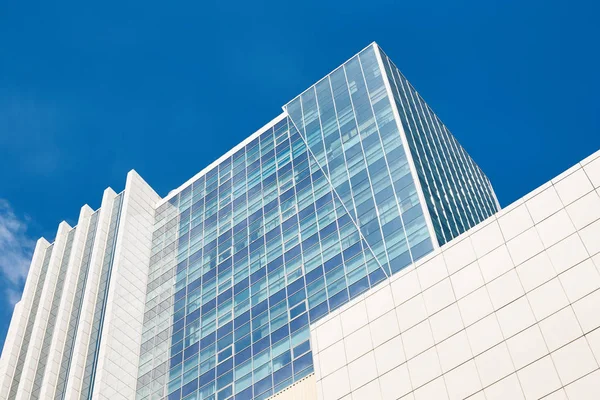 Szklana Fasada Centrum Biznesu Refleksji Tle Błękitnego Nieba — Zdjęcie stockowe