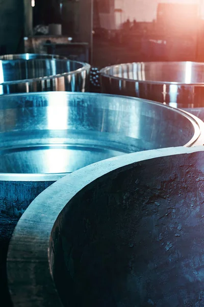밸브는 공장에서의 제조에 라운드 추상적인 — 스톡 사진