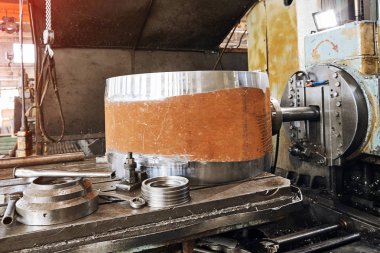 Bir makine yapım tesisinde bir boru ile metal işleme sanayi makinesi parçaları.
