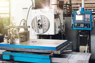 Program denetimi bir makine yapım tesisinde ile metal işleme sanayi makinesi parçaları.