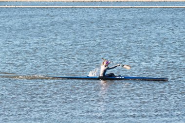 Rostov-on-Don, Rusya-17 Ekim 2018: İn sporcular Kano rowers eğitim. Genç bir kız bir kano içinde yüzüyor. Kanal Rostov-on-Don şehirde kürek.
