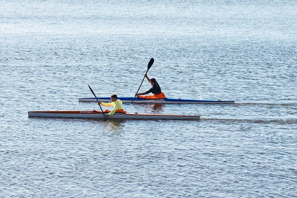 로스토프나도누 러시아 2018 카누를 선수의 트레이너 로스토프나도누의 도시에서 운하를 — 스톡 사진