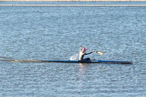 로스토프나도누 러시아 2018 Rowers의 소녀는 카누에서 수영입니다 로스토프나도누의 도시에서 운하를 — 스톡 사진