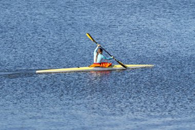 Rostov-on-Don, Rusya-17 Ekim 2018: Eğitim sporcuların kürek içinde. Kız tek bir kayık içinde yüzüyor. Kanal Rostov-on-Don şehirde kürek.