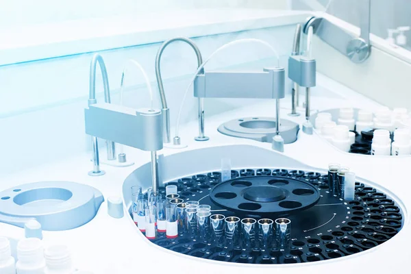 Modern robotical makine santrifüj kan ve idrar testi için. Kan ve serum otomatik olarak biyokimyasal analiz için Tıbbi donatım. 