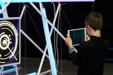 Rostov-on-Don, Rusya Federasyonu - 5 Ocak 2019: Bir çocuk tasarımı ve mobil uygulamalar iPad, 