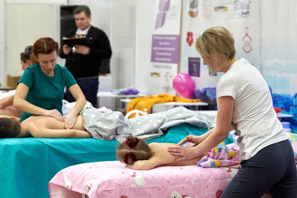 Moscow Oroszország 2019 Február Verseny Professzionális Masszázs Terapeuták Gyermek Masszázs — Stock Fotó