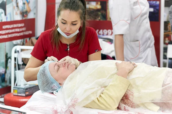 Rostov Don Oroszország 2019 Február Egy Sebész Kozmetikus Mutatja Egy — Stock Fotó
