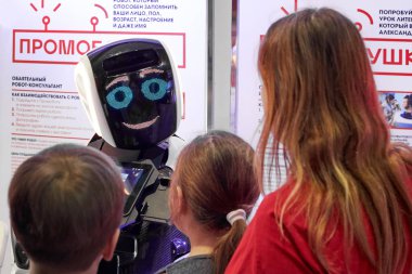 Büyüleyici organizatörü robot ziyaretçi ile iletişim kurar.