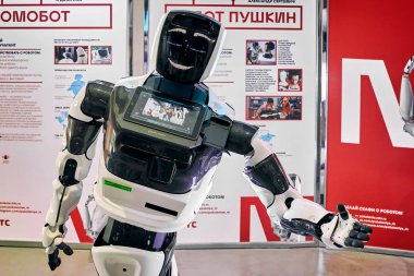 Büyüleyici organizatörü robot ziyaretçi ile iletişim kurar.