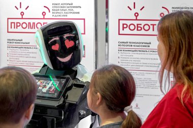 Büyüleyici organizatörü robot ziyaretçi ile iletişim kurar.