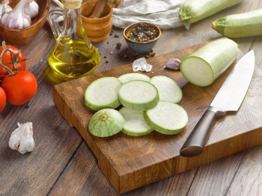 Dilimlenmiş kabak parçaları ile güzel bir ahşap kesme tahtası