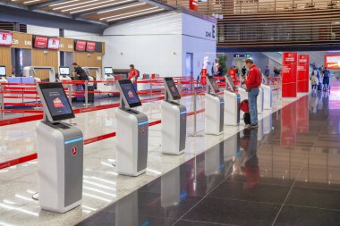 Yolcular yeni elektronik chec'te kendi bagaj check-in'ini geçtiler