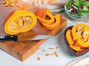 Işık masasında dilimlenmiş balkabağı 