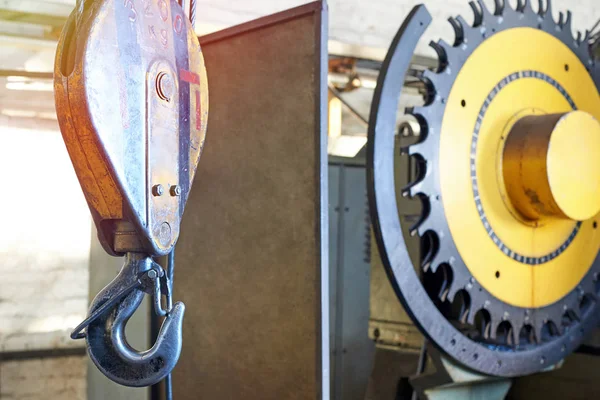 The hook of an industrial crane and a disc for sorting