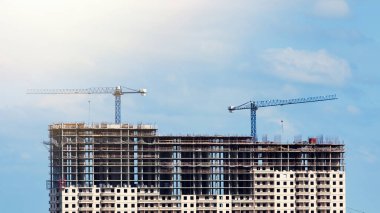 Bina gökyüzüne karşı güzel bulutlu bir vinç kullanılarak inşa ediliyor..