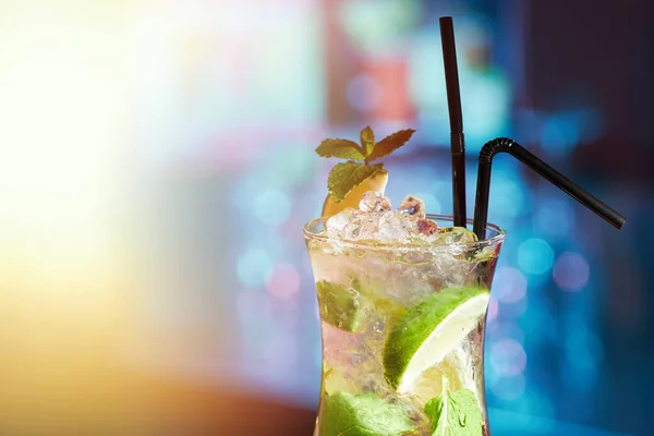 Nahaufnahme Eines Glases Mit Einem Klassischen Mojito Cocktail Vor Dem — Stockfoto