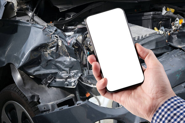 Мужчина держит смартфон в руке на фоне сломанной машины. Шаблон для дизайна. Концепция безопасности дорожного движения и страхования имущества.