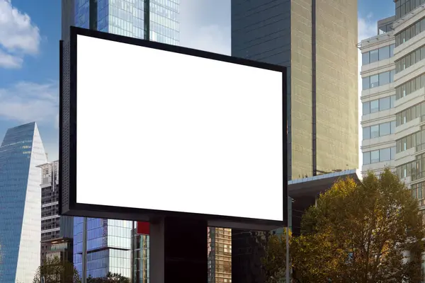 Большой Информационный Дисплей Рекламы Улице Городе Фоне Небоскреба Красивого Неба — стоковое фото