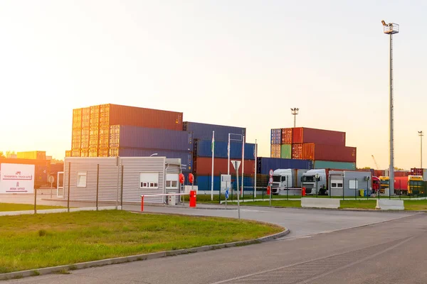 Dağıtım depo konteyner trafiği ve gümrük işlemleri geçirilmesi kadar geçici depolama