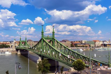 Tuna ve Özgürlük Köprüsü üzerinde Gellert Hill görünümünden