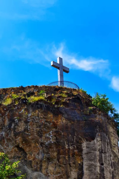 Croce Ortodossa Una Collina Rocciosa Contro Cielo Blu Con Pelli — Foto Stock