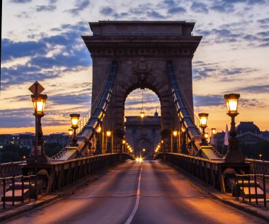 Işıklı köprü ve sabahları zincir köprü üstünde belgili tanımlık yol. Macaristan, Budapeşte.